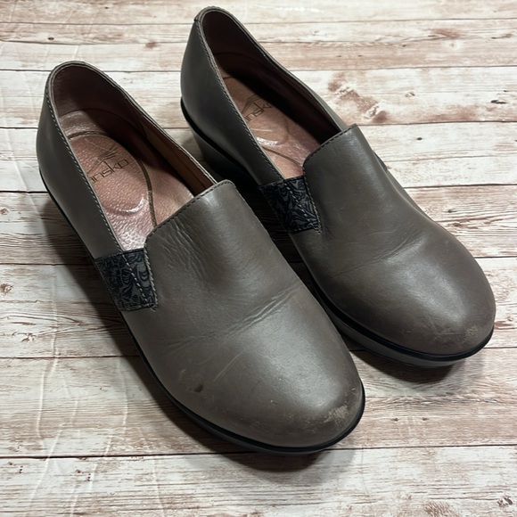 Dansko Clogs Gray With Navy Floral Trim - Picture 2 of 9